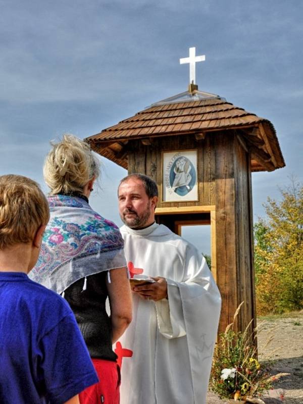 V sobotu  vysvětil kněz Bránu milosrdenství v Chotovicích