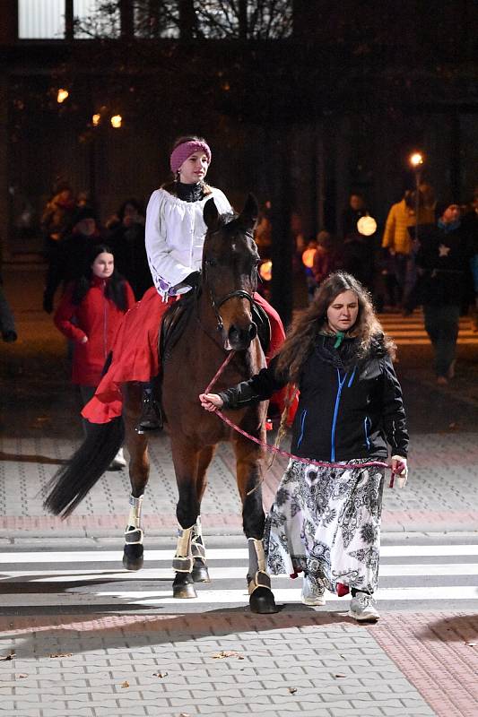 Ve čtvrtek navečer přijel do Svitav Martin na bílém koni. Početný průvod dovedli světlonoši do parku Jana Palacha, kde program slavnosti pokračoval.