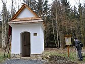 PŘÍRODA I TRADIČNÍ ARCHITEKTURA. Tím se můžete v obci kochat. K vidění tam  je například nově opravená Killerova kaple.