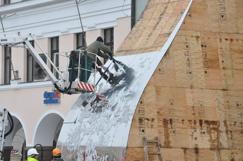 Neviditelná Perská věž zmizela z náměstí v Litomyšli