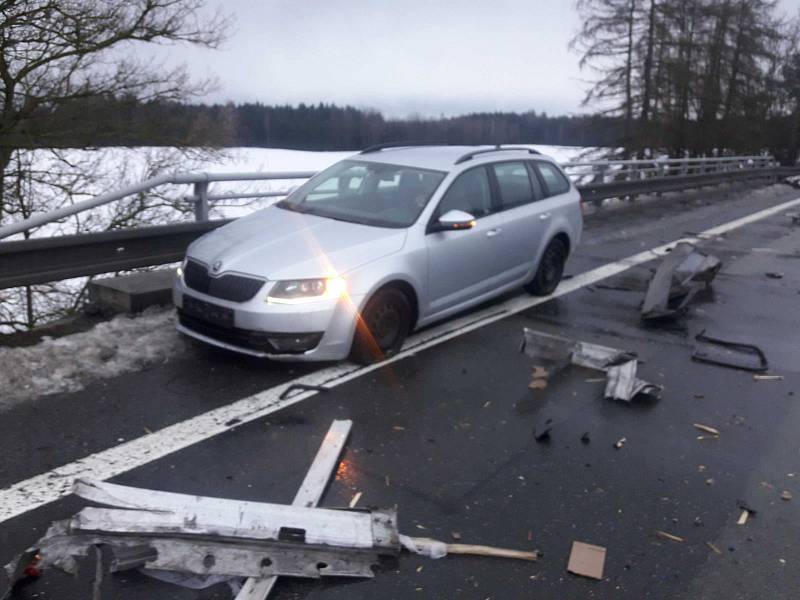 V Opatovci hasiči odstraňovali následky nehody 2 nákladních a 2 osobních aut. Převážející náklad se vysypal na celou vozovku.Hasičům se podařilo zastavit unikající provozní náplně tak, aby nedošlo k ekologické havárii. Na místě zraněné osoby.