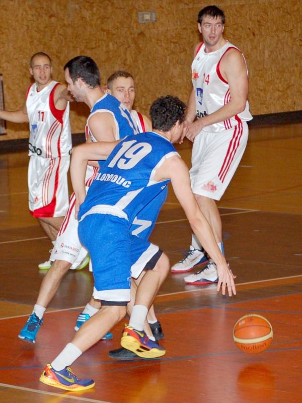 Svitavští basketbalisté (v bílých dresech) marně hledali účinný recept na hru kvalitního olomouckého soupeře. 