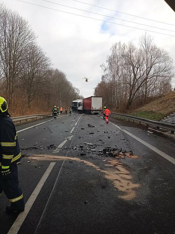 U Cerekvice se střetl kamion s dodávkou.