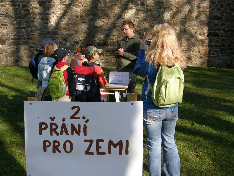 Den Země v poličském parku.