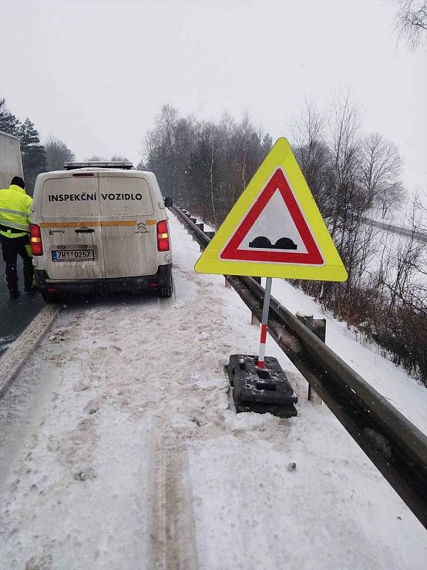 Poslední opravy vozovky podstoupila silnice I/35 v Litomyšli. "Od rána na místě zasahovala posádka Silkotu, využívající k zadělání výtluků ohřívanou balenou směs. Inspekce na trase I/35 a I/43 doplnila 10 ks reflexních značek, upozorňující řidiče na probl