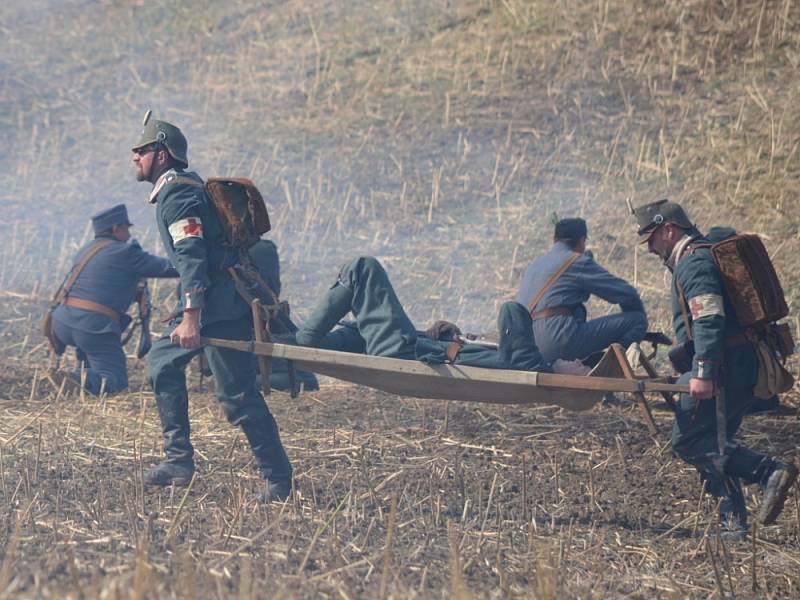 Diváci, kteří přijeli v sobotu do Mladějova,  nepřišli o pořádnou podívanou. Rakušané použili v boji proti Rusům i plamenomet. V lazaretu sténali zranění. Tomu všemu přihlíželi i dámy v dobových róbách. 