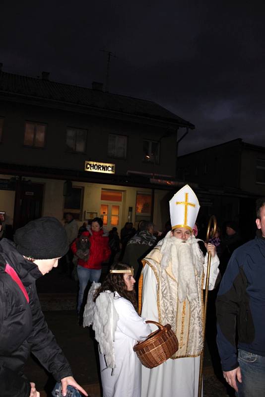 CHORNICKÝ ŽELEZNIČNÍ KLUB také uspořádal Mikulášskou jízdu parního vlaku. Zájem byl obrovský.