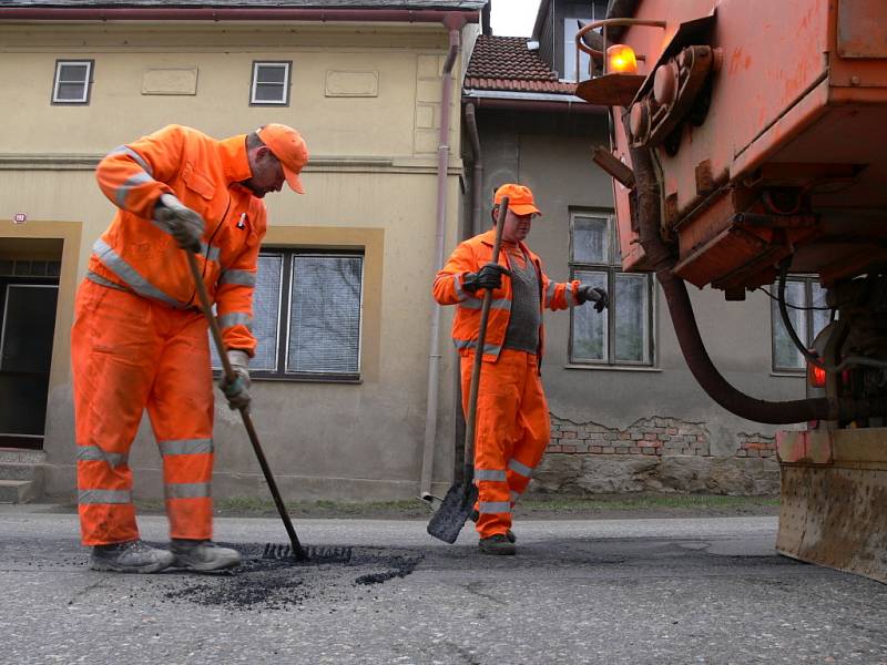 Opravy výtluků v Opatově.