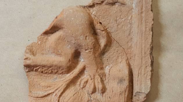 Středověký kachel s motivem grifa nalezený při archologickém výzkumu v Poličce