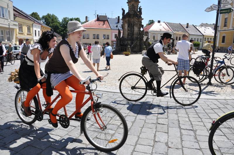 Stará kola  nejsou jen na  dívání. To v Poličce dokázali všichni  cyklisté, kteří na historických bicyklech dorazili. Zúčastnili se totiž závodu kolem radnice.