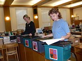 Úřednice měly plné ruce práce. Pro jednotlivé komise připravovaly volební urny a potřebný materiál. 