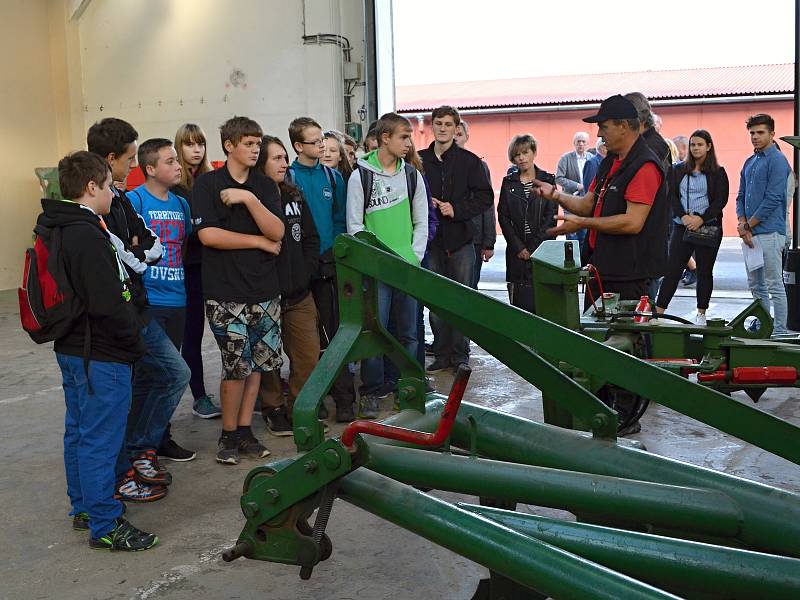 STUDENTI končící základní školu mají jedinečnou možnost nahlédnout pod pokličku středoškolských vzdělávacích institucí. Při projektu Technohrátky mohou už několik let navštěvovat nejrůznější školy, kde se seznámí nejen s prostředím, ale i s výukou. Ve stř