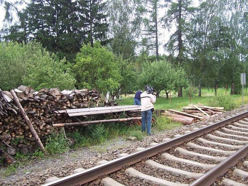 Kolem této hromady dříví se chlapec pohyboval.