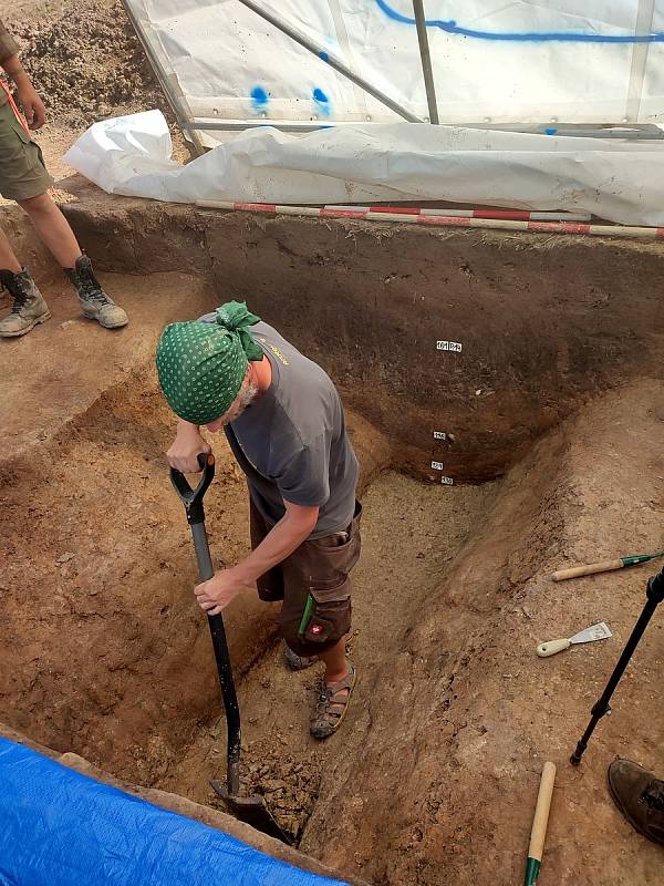 Archeologové zkoumají na poli u Litomyšle unikátní rondel. Našli tu i úlomky keramiky nebo sekeromlat