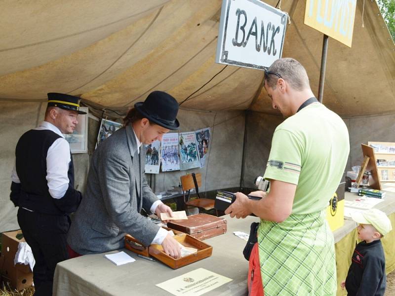 Diváci, kteří přijeli v sobotu do Mladějova,  nepřišli o pořádnou podívanou. Rakušané použili v boji proti Rusům i plamenomet. V lazaretu sténali zranění. Tomu všemu přihlíželi i dámy v dobových róbách. 