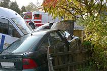 Auta skončila po vzájemném střetu v Hradci nad Svitavou téměř v zahradě rodinného domu. K nehodě došlo v úterý 12. října.