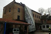 V Městečku Trnávka hasiči likviduji následky silného větru, který utrhl střechu na mlýnu.
