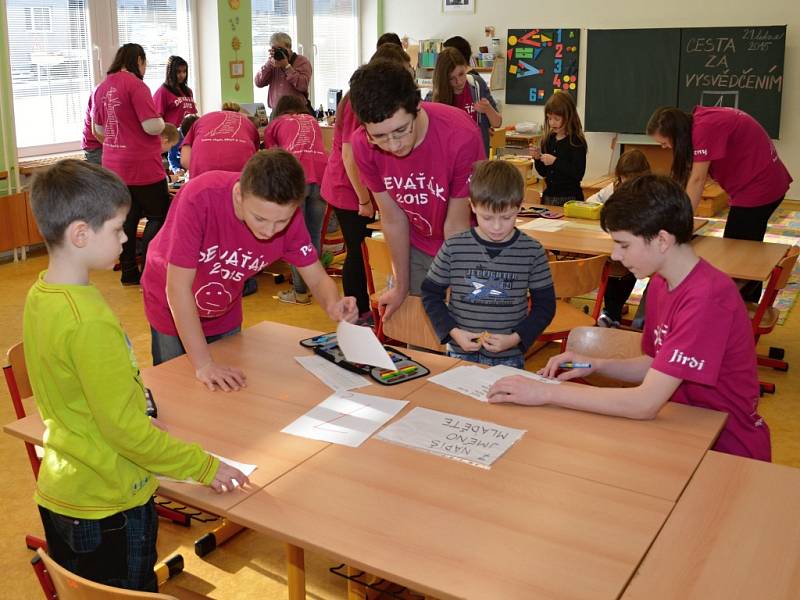  Předávání vysvědčení na Základní škole U Školek se lišilo v mnoha ohledech. Žáci prvních ročníků nejprve absolvovali cestu za vysvědčením, při které si zábavnou formou zopakovali co všechno umí. 