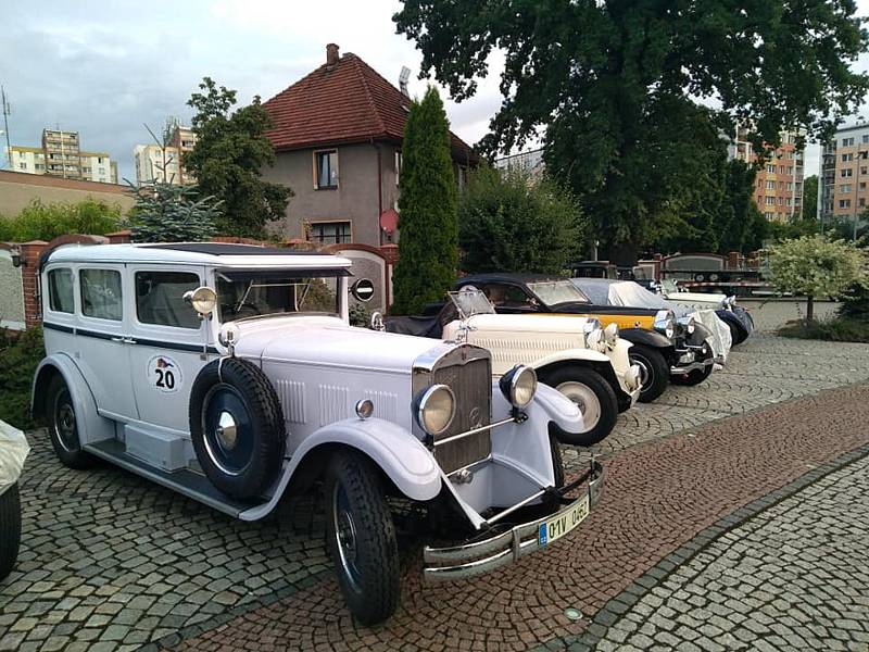Flídrovi z Litomyšle jedou s Chevroletem z roku 1932 Mezinárodní soutěž spolehlivosti Československem 1921–2021.