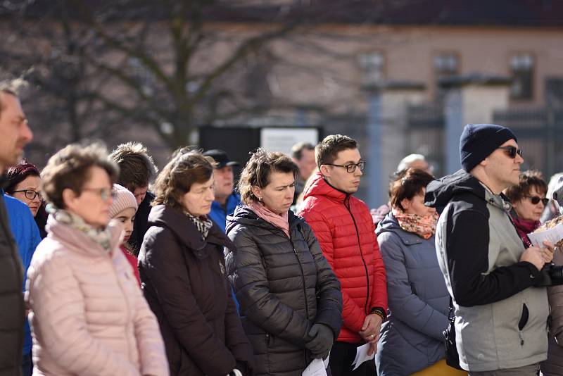 Desítky lidí v Litomyšli se sešly v neděli odpoledne na zámeckém návrší při Modlitbě za Ukrajinu.