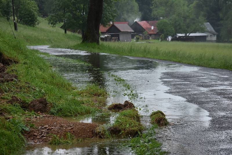 Velká voda roztrhala cesty v Pusté Rybné a vytopila domy.