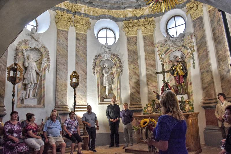 HŘBITOVNÍ KAPLE SVATÉHO ISIDORA v Křenově je unikátní raně barokní památkou. Její rekonstrukce trvala patnáct let. Nyní je celá opravená, a to včetně krásně hrajících varhan.