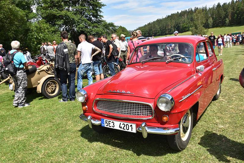 ŠIROKÝ DŮL u Poličky hostil v sobotu 9. ročník srazu veteránů. Tisíce návštěvníků obdivovaly na tři stovky naleštěných historických automobilů, motocyklů, stabilní motory i traktory. Nejstarším vozem byl Ford z roku 1916. „Jezdí k nám lidé z celého kraje 