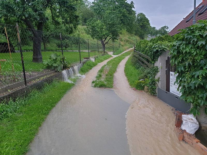 V Litomyšli, ulice Na Lánech, došlo vlivem dešťů k sesutí svahu