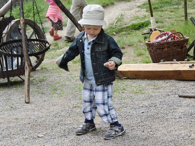 Naverbovaní rekruti prošli vojenskou průpravou. Vojáci je nenechali vydechnout. Na své si přišly také dámy. U řemeslných stánků našli kromě keramiky i  klobouky. Postaráno bylo také o děti. Mohly si mimo jiné vyzkoušet, jak se střílí z kuše.