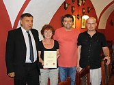 Certifikát pro vítěznou hospůdku převzal provozovatel restaurace na Svojanově František Konečný s manželkou Evou (uprostřed).  S gratulací přišel také starosta Poličky Jaroslav Martinů  (vlevo) a kastelán hradu Miloš Dempír.  