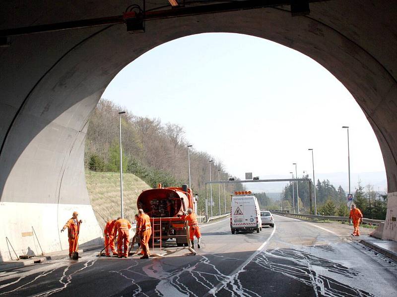 Silniční dopravu na pětatřicítce u Moravské Třebové ve směru od Svitav komplikuje od včerejška uzavírka Hřebečského tunelu.