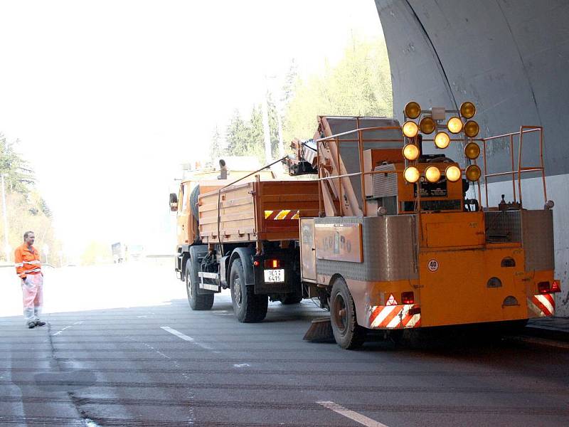 Silniční dopravu na pětatřicítce u Moravské Třebové ve směru od Svitav komplikuje od včerejška uzavírka Hřebečského tunelu.