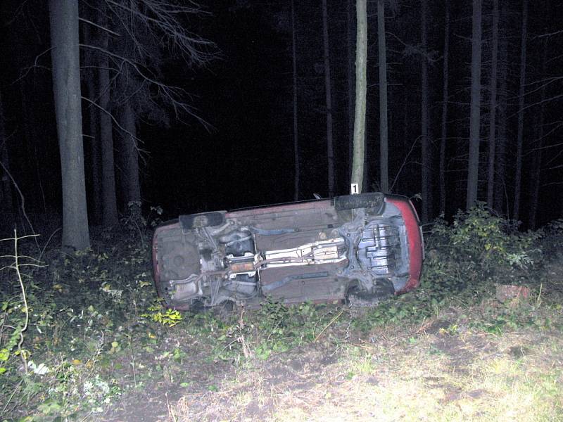 U Radiměře na Svitavsku havarovala Škoda octavia. Čtyřiadvacetiletý řidič z Českých Budějovic se plně nevěnoval řízení a vyjel mimo komunikaci. Vůz se následně převrátil na bok a skončil mezi stromy. 