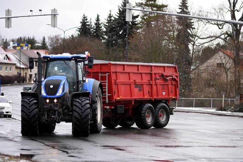 Zemědělci na Litomyšlsku se připojili k celostátní protestní akci a vyjeli na hlavní tah I/35 s technikou a transparenty.