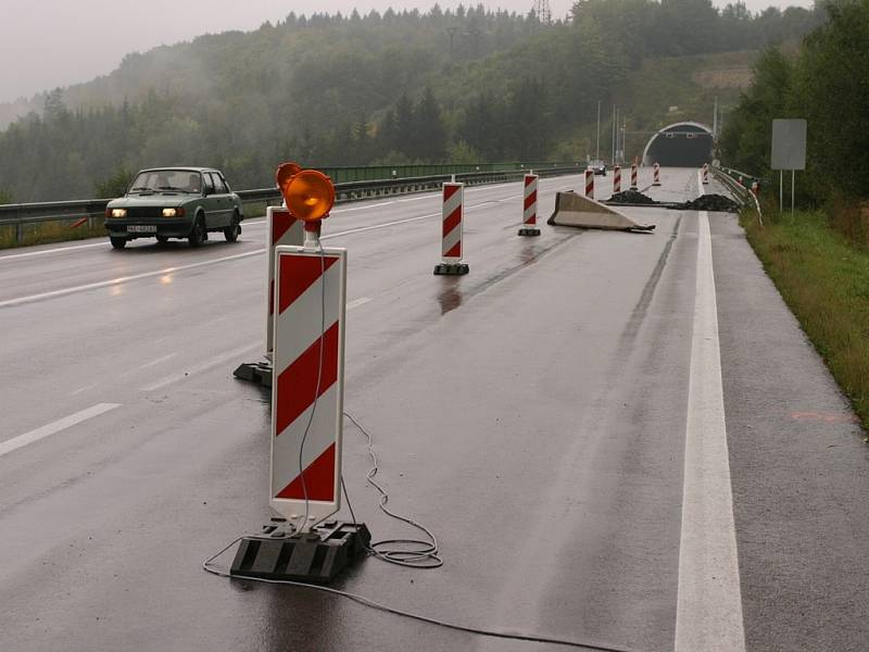 Na řidiče čeká pod Hřebečským tunelem dopravní omezení. Silničáři opravují vozovku.