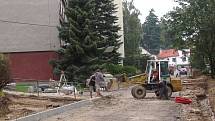 Výstavba nových parkovacích míst u litomyšlské nemocnice.