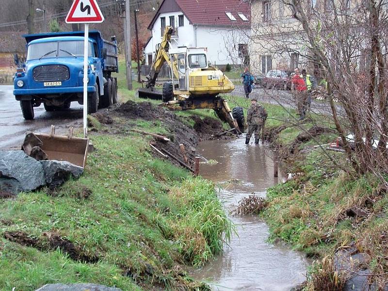 Prohlubování a zpevňování koryta Bělského potoka. 