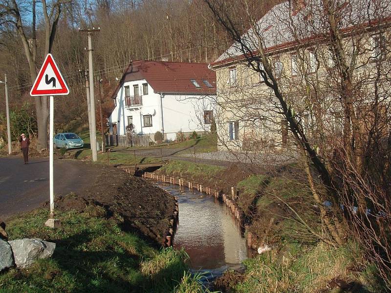 Prohlubování a zpevňování koryta Bělského potoka. 