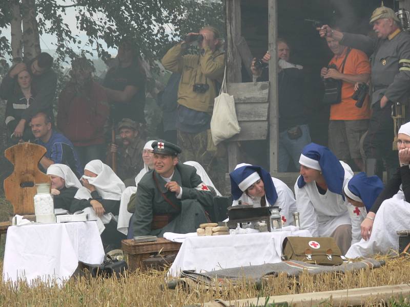 Plameny a hustý dým z hořící slámy zahalily vojáky i návštěvníky bitvy