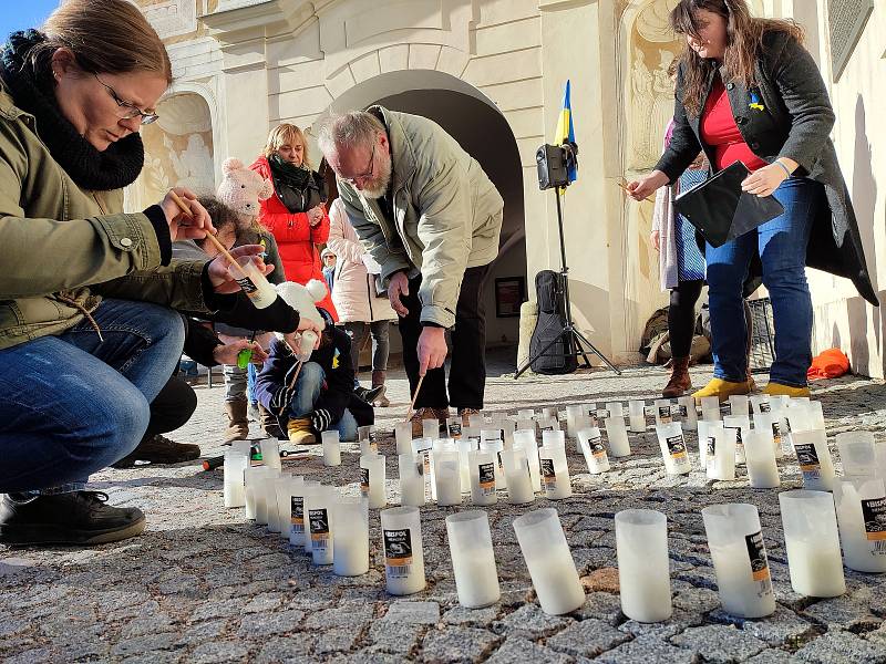 Desítky lidí v Litomyšli se sešly v neděli odpoledne na zámeckém návrší při Modlitbě za Ukrajinu.