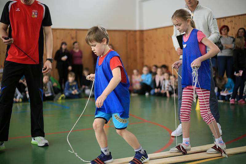 Školáci v Jevíčku si zatrénovali s výškařkou Michaelou Hrubou.