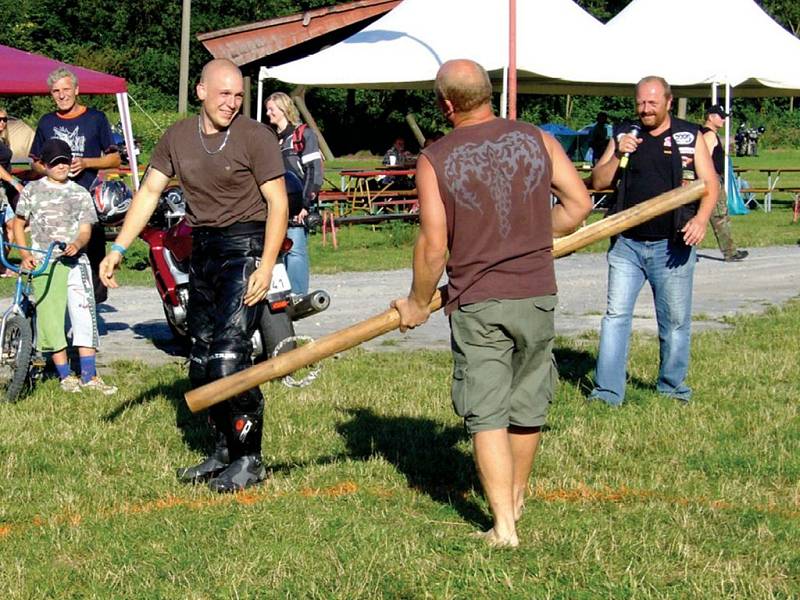 Ve volných chvílích se motorkáři věnovali různým hrám, při kterých vyměnili silné stroje za silnou kulatinu.