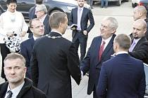 Starosta Svitav David Šimek se vítá s prezidentem. Miloš Zeman mu odvětil tradičními bonmoty.