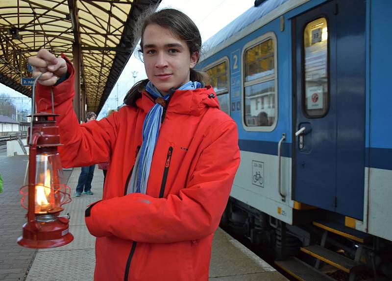 Betlémské světlo dorazilo v sobotu 21. prosince ráno do Pardubického kraje.