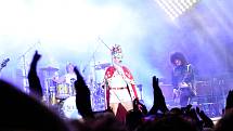 Tisíce lidí si na zámeckém nádvoří užily show kapely Queenie.