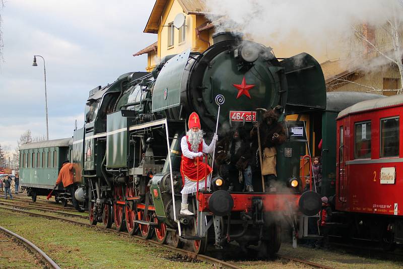 Unikátní lokomotivě 464.202 z roku 1956 dala jméno její zelená barva. V uplynulých dnech vozila děti při mikulášských jízdách na trati Litomyšl Choceň.