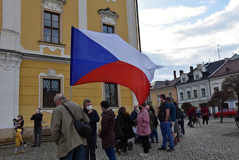 Více než stovka lidí ve čtvrtek navečer demonstrovala na náměstí v Poličce.