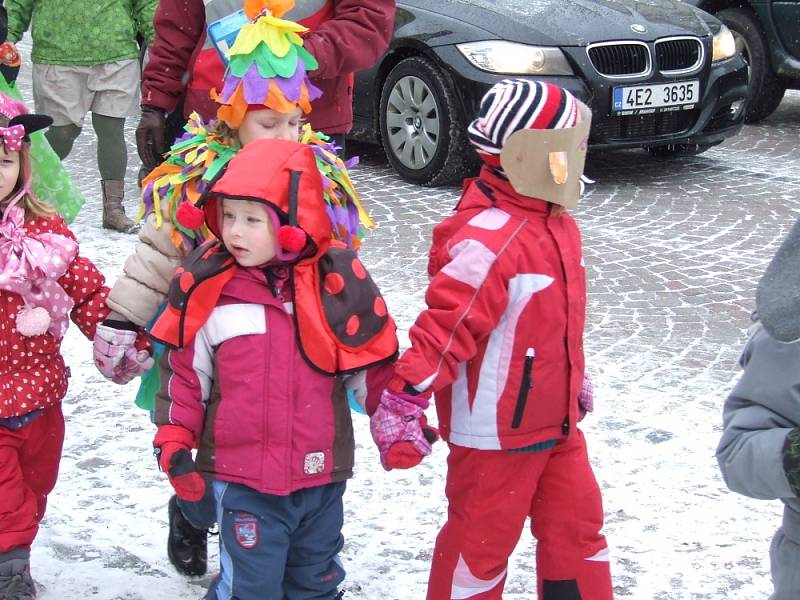 DĚTI SE VESELILY. Různí šaškové, klauni, princezny, ale i policisté nebo hokejista byli k vidění včera na Smetanově náměstí v Litomyšli při tradičním masopustu. 