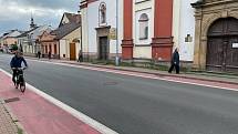 Cyklopruhy z centra Moravské Třebové postupně zmizí a na nové silnici už ani nebudou.