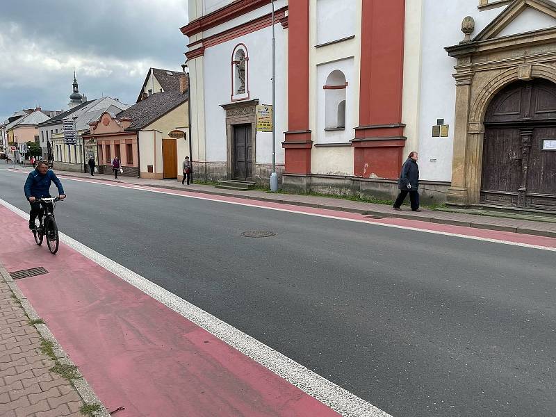 Cyklopruhy z centra Moravské Třebové postupně zmizí a na nové silnici už ani nebudou.